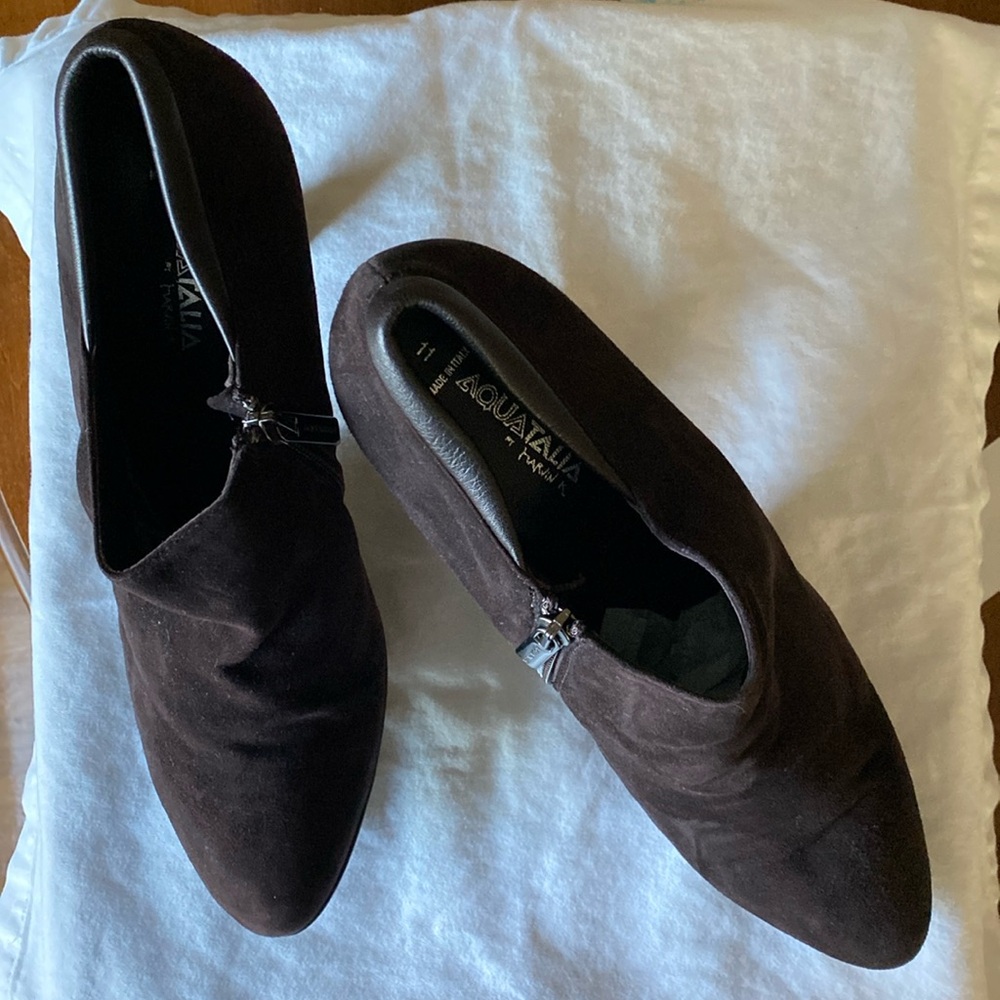 Aquitalia by Harwin K. Brown suede booties size 11